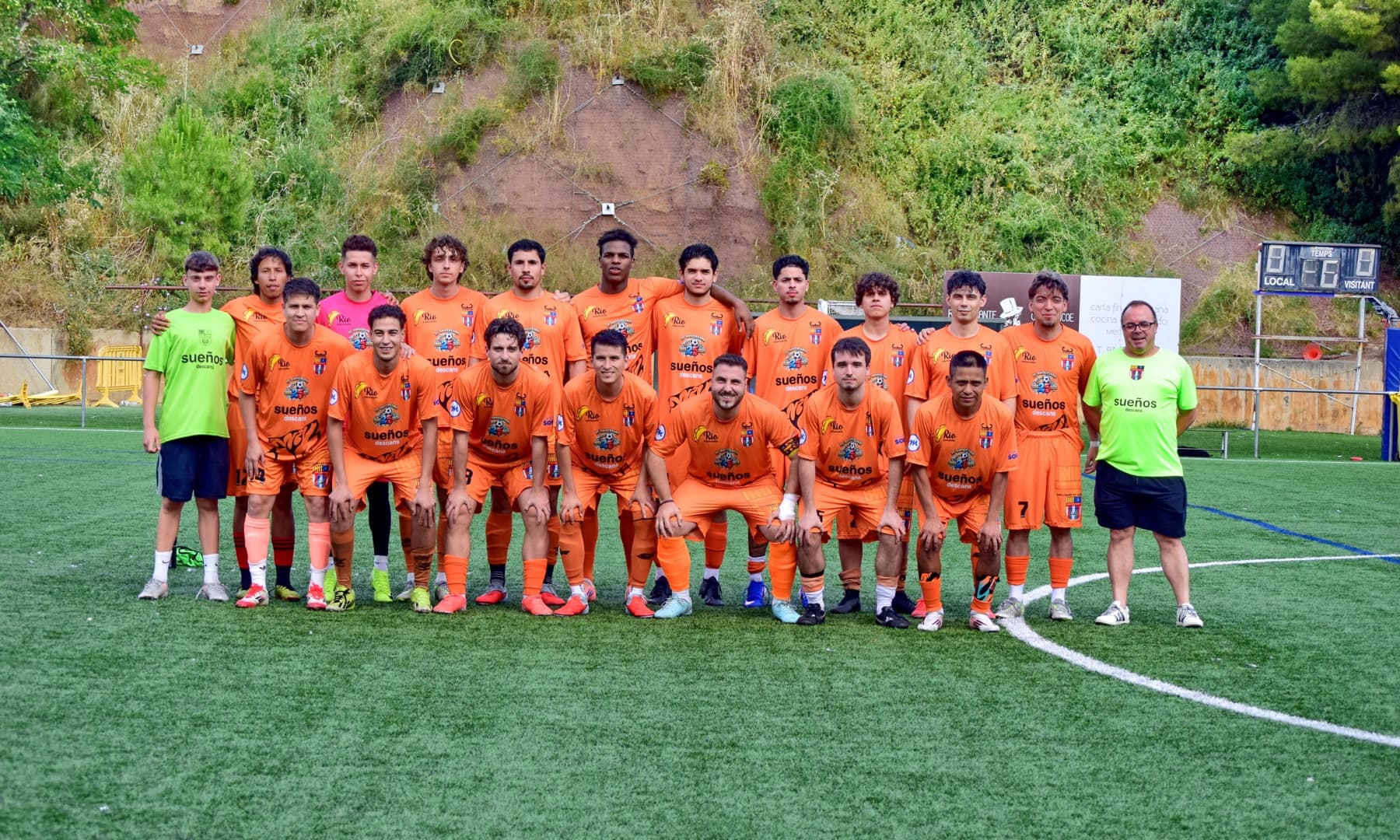 Jugadores de Can Clota FC celebrando durante un partido