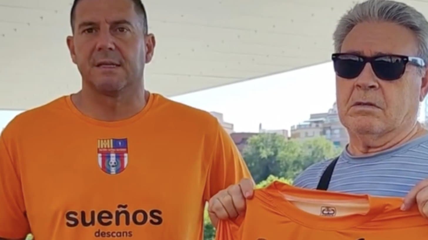 Dos representantes de Can Clota - La Plana - Can Cervera F.C. muestran la camiseta del club durante la entrevista con Entitats Esplugues